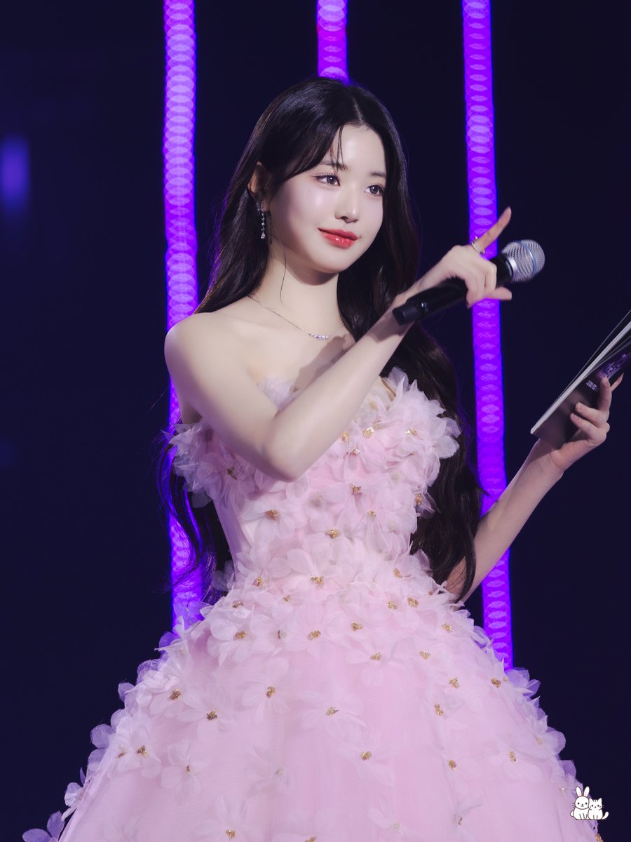 LIZ_Rabbito's tweet photo. 241220 blooming petals

#장원영 #아이브 #IVE #JANGWONYOUNG #ウォニョン https://t.co/Ql4Ar65t45