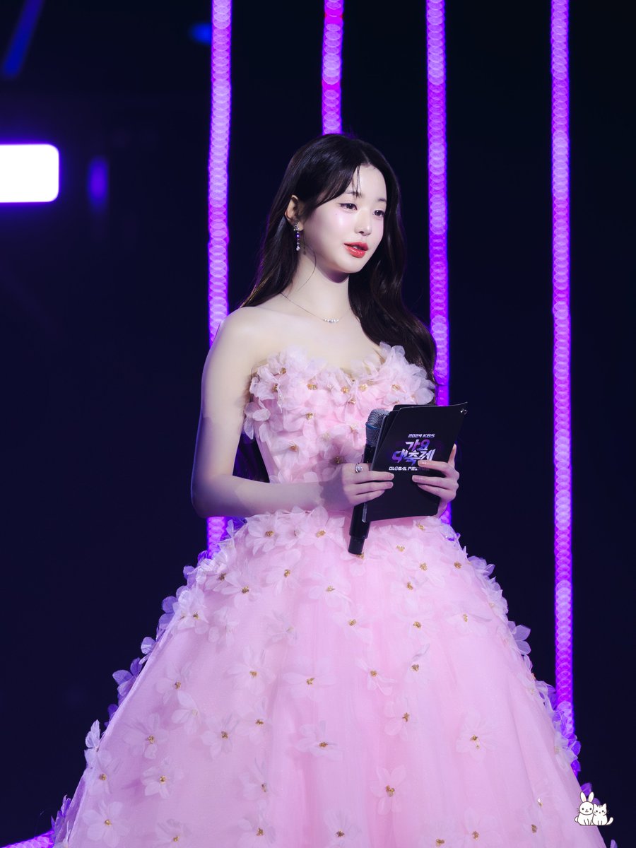 LIZ_Rabbito's tweet photo. 241220 blooming petals

#장원영 #아이브 #IVE #JANGWONYOUNG #ウォニョン https://t.co/Ql4Ar65t45