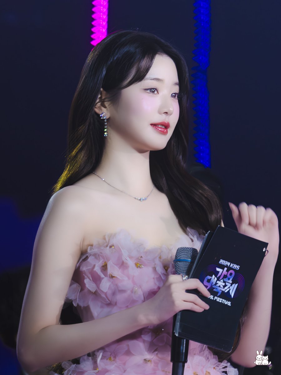 LIZ_Rabbito's tweet photo. 241220 blooming petals

#장원영 #아이브 #IVE #JANGWONYOUNG #ウォニョン https://t.co/Ql4Ar65t45