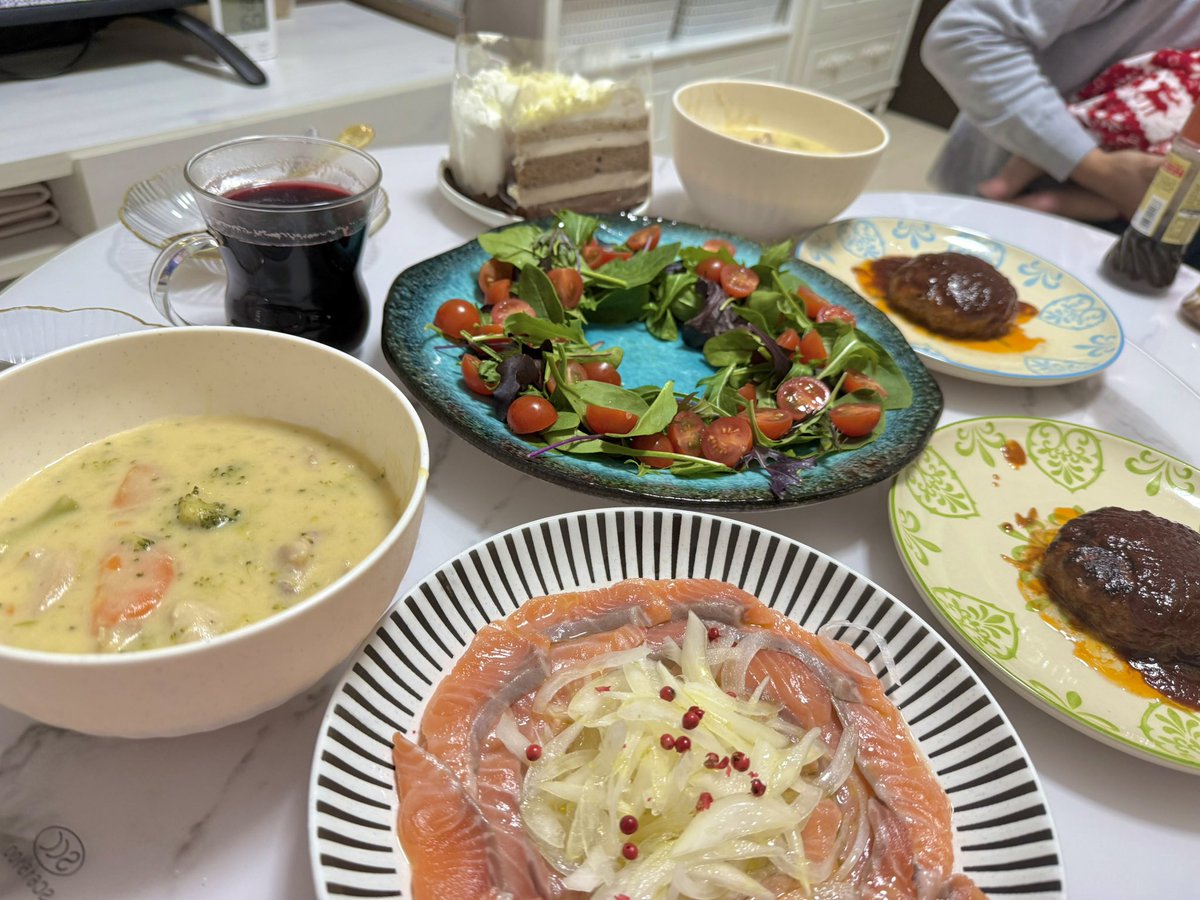 少し早いけどメリークリスマス🎄
初めての息子と一緒のクリスマス
去年はお腹に居たもんね🤰🏻
昨日はクリスマスマーケットとリッツカールトン、今日は家で旦那がクリスマスご飯を作ってくれたよ🥰
私の好きなホットワインも作ってくれた🍷
M-1観ながら楽しみます💓
私は敗者復活のマユリカ推しです❣️