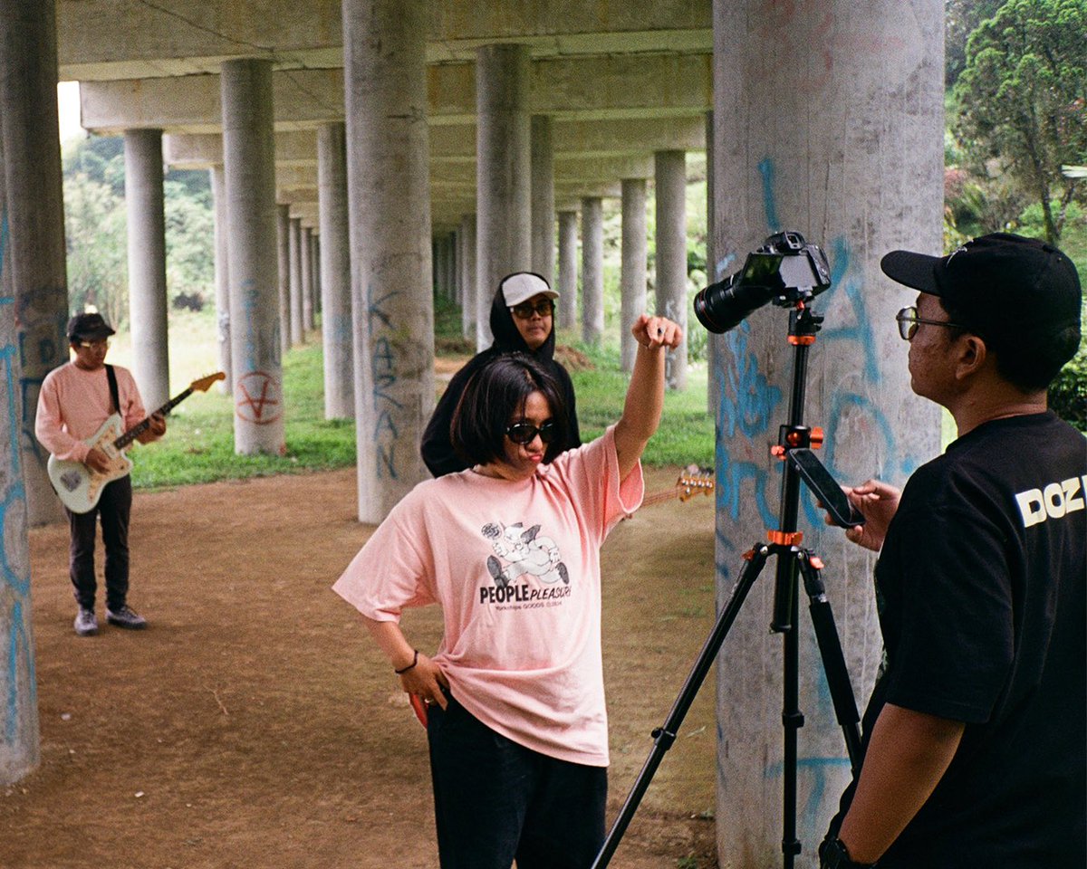 milledenials's tweet photo. Some BTS pics and videos of Dumb Ass Pop Song music video. Massive shout out 🔊 to Mz @Oomennn___ and Mr handsome Boi Galant for being the real MVP on set 🔥, it’s been fun!! 🫶✨

WATCH THIS MV ON OUR YOUTUBE CHANNEL 😤😤 https://t.co/9wLWO5SHk5