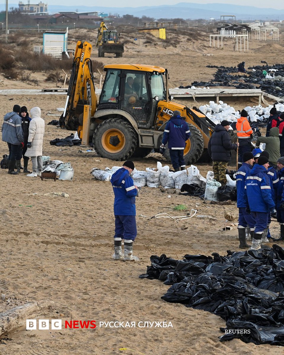 Разлив мазута после крушения танкеров в Черном море: нефтепродукты собирают около 8 тыс. человек

Спасатели и волонтеры продолжают собирать мазут, разлившийся после крушения двух танкеров в Керченском проливе между аннексированным Крымом и Россией.

В оперативном штабе сообщили,