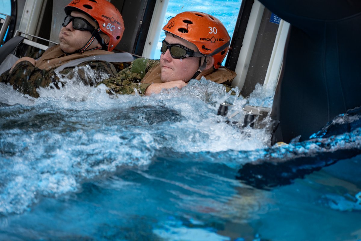 US7thFleet's tweet photo. Seabees assigned to Naval Mobile Construction Battalion (NMCB) 3’s Marine Expeditionary Unit (MEU) detachment participate in Helicopter Underwater Egress Training (HUET).
📸 by MC1 Austin Ingram
#USNavy | #NMCB3 https://t.co/AwFzsePkxG