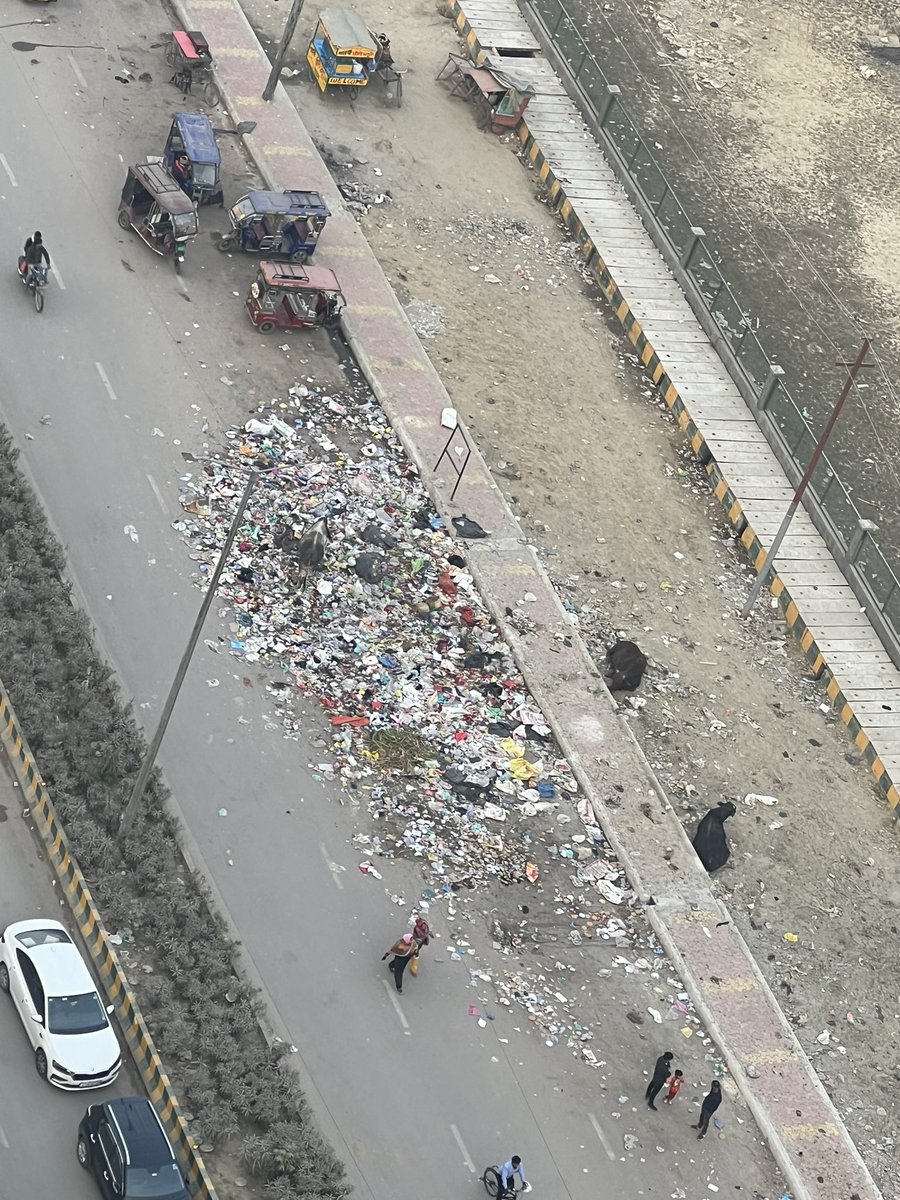 baisakhi_roy's tweet image. A dumping ground is getting created in a posh area like sector 75 Noida. Just opposite to Ivy county. This is a serious health hazard for the residents. Please clean this area and make sure  to stop throwing garbage here.