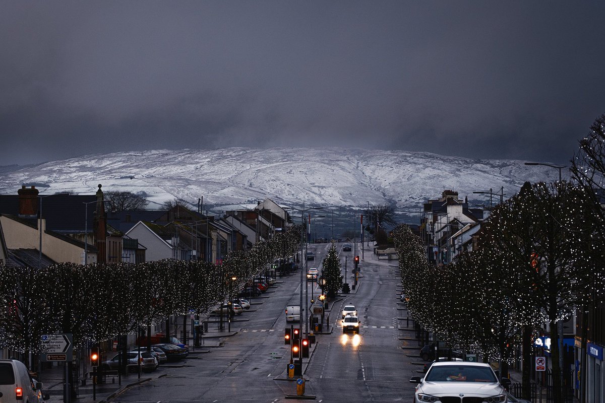barrabest's tweet photo. A very wintery scene this morning from festive Cookstown, County Tyrone, with Slieve Gallion dusted in snow ❄️.  Photo by Pascal Diamond. #Tyrone #IrlSnow #Sneachta https://t.co/hXQ3h7P3hl