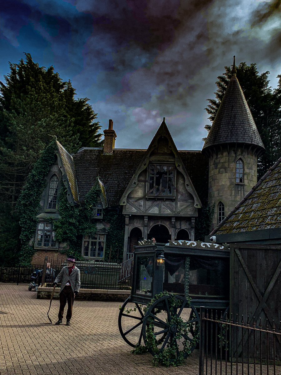 Throwback to my last visit, with a very quiet, gloomy Alton manor!