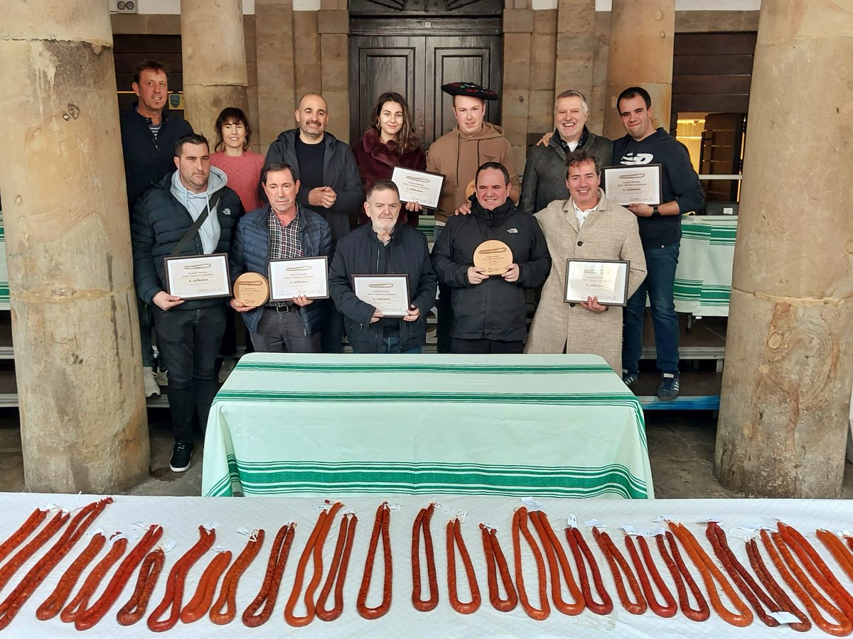 LaRutaSlow's tweet photo. La carnicería "Miren Pagola" (Tolosa) se adjudicó el XXVI Concurso de Txistorra de Euskal Herria, organizado por @Ordiziako_Udala y @harakinakgip Te lo cuenta hoy @aitorbuendia a partir de las 13:00 horas en @radioeuskadi 

📻Nos podéis escuchar online 👉https://t.co/MktfVYvn8w https://t.co/H9Fko0qEk4