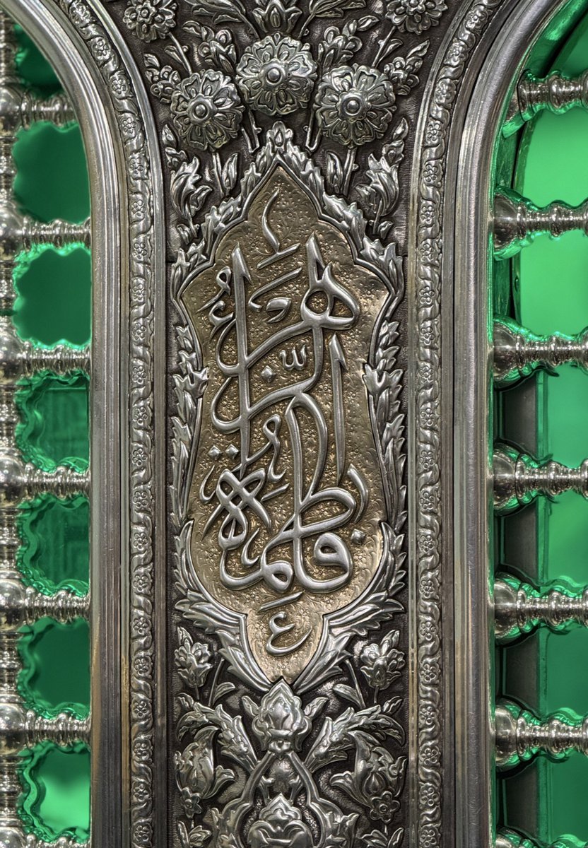 بِسْمِ اللَّـهِ الرَّ‌حْمَـٰنِ الرَّ‌حِيمِ
إِنَّا أَعْطَيْنَاكَ الْكَوْثَرَ‌ ﴿١﴾ فَصَلِّ لِرَ‌بِّكَ وَانْحَرْ‌ ﴿٢﴾ إِنَّ شَانِئَكَ هُوَ الْأَبْتَرُ‌ ﴿٣﴾
