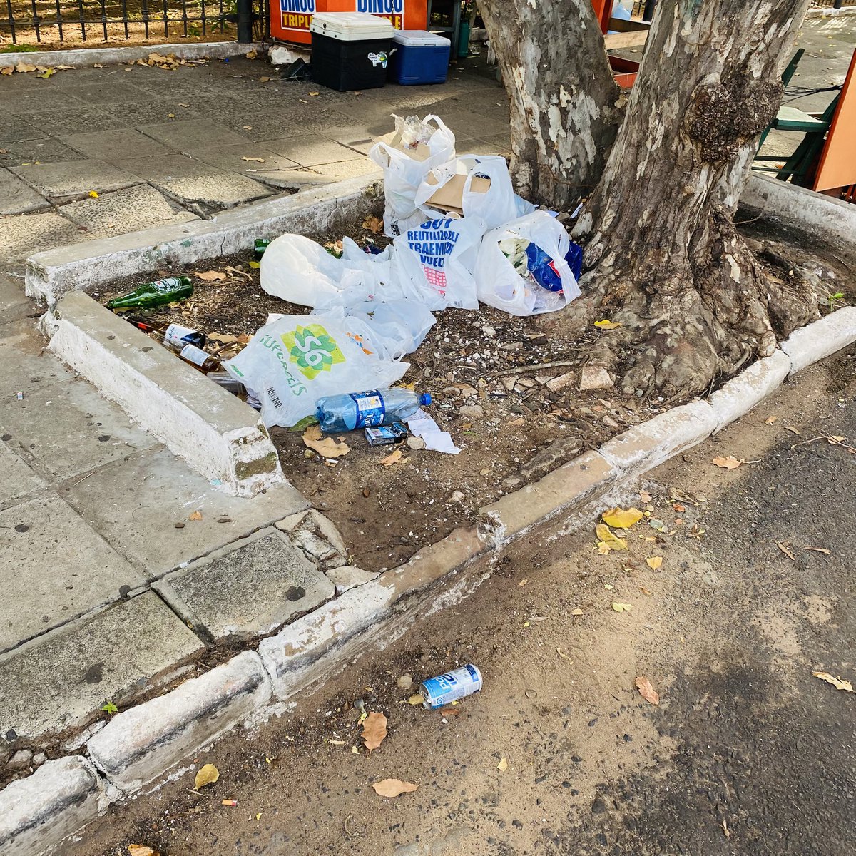 Así esta la ciudad administrada por La nefasta y corrupta administración del imputado intendente Nenecho .. sucia, derruida pero él se preocupa de rifarla y pagar a 9000 parásitos  . La junta otro antro de miserables.sigan votando a la corrupta ANR.