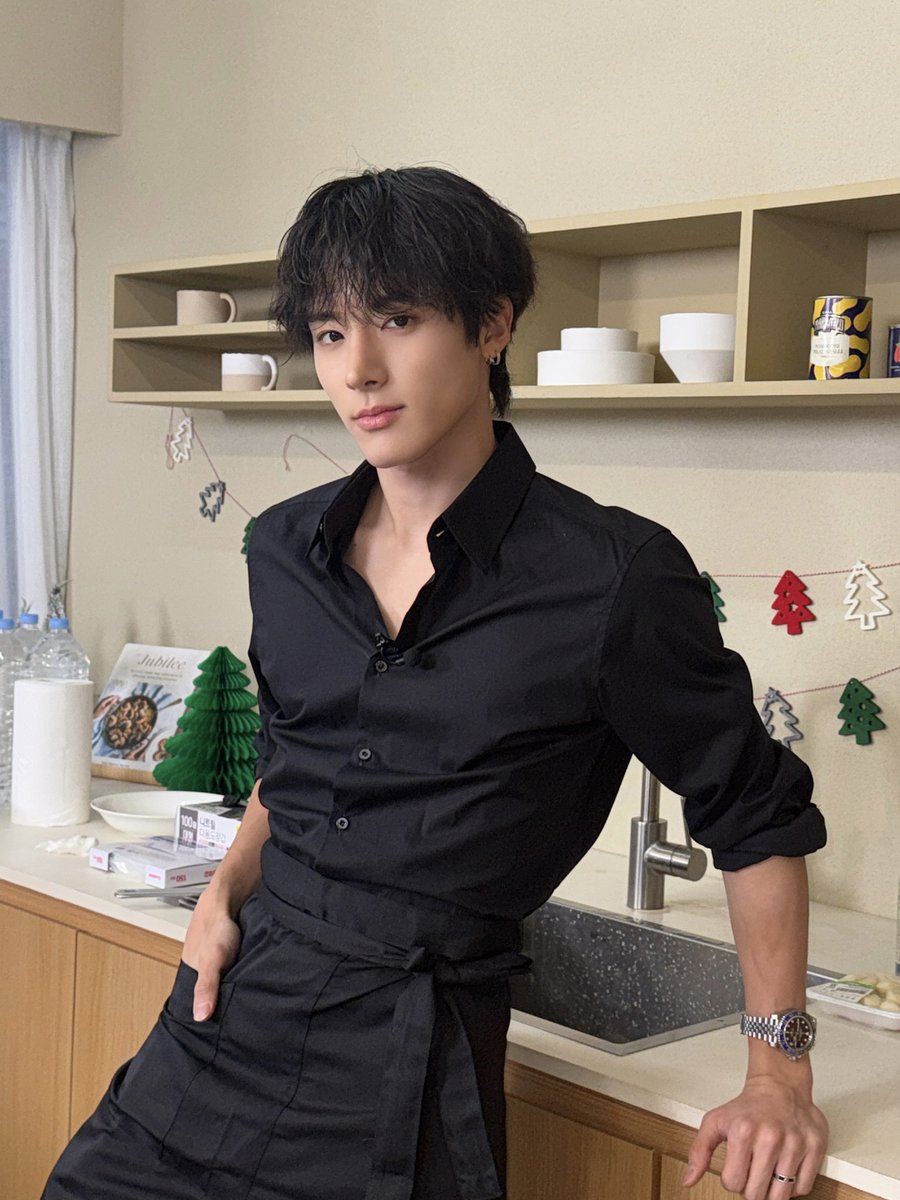 [📸] HAPPY ERIC DAY LIVE 완료🦄 요리하는 강아지와 함께한 생일 파티 어땠나요?🧑‍🍳 올해도 많이 많이 축하해 줘서 고마워요🎉 에릭이랑 더비의 2025년 소원이 꼭 이루어지길🖤

#THEBOYZ #더보이즈
#ERIC #에릭