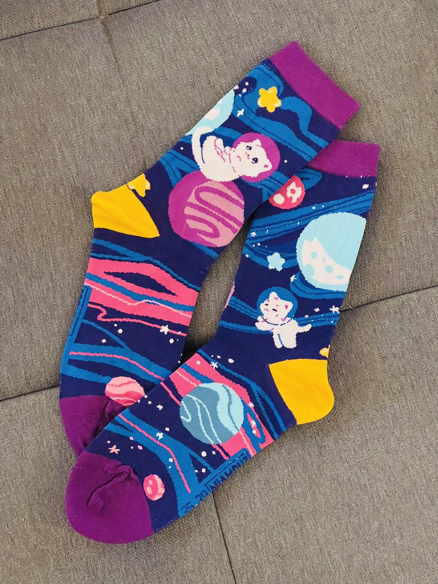 Die Woche Sockenpost von der lieben <a href="/studiomiamouz/">Miamouz</a> <a href="/Miamouz/">Mia</a> bekommen 💜 Finds gut dass bei den letzten einzelnen Socken bereits das Papier nicht mehr laminiert war. Danke dass nun das blöder Plastikteil, der die Socken zusammen hält, nicht mehr gibt! Pappe nur drüber gestulpt. 👍🏻