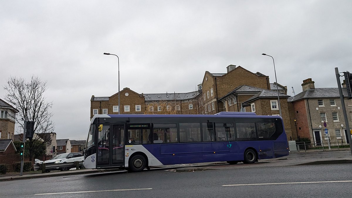 WillsBusSpot's tweet photo. #FirstPaint 07/12/24
Out of the 9 Ex Chelmsford Park &amp; Ride Enviro 200 MMC's, 7 saw a repaint into Airlink whilst two others were still in the Park &amp; Ride livery until recently. 67196 SN66 WKT was the first E200 MMC to see the new national livery, pictured in Chelmsford. https://t.co/sshftNyNOy