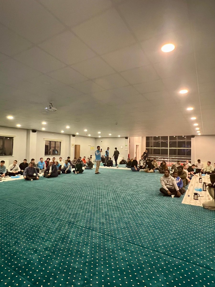 bartinmuftulugu's tweet photo. İl Müftülüğü’nün düzenlediği "Yılın En Uzun Gecesinde Tefekkür" programı, yoğun ilgi gördü. Kur'an-ı Kerim tilaveti, semazen gösterisi, eğitsel yarışmalar ve sohbetlerle dolu etkinlikte gençler, maneviyatın ve tefekkürün önemini derinlemesine yaşadı.
@omerkeskin02 
@dibdhgm https://t.co/ftGyVkrHzG