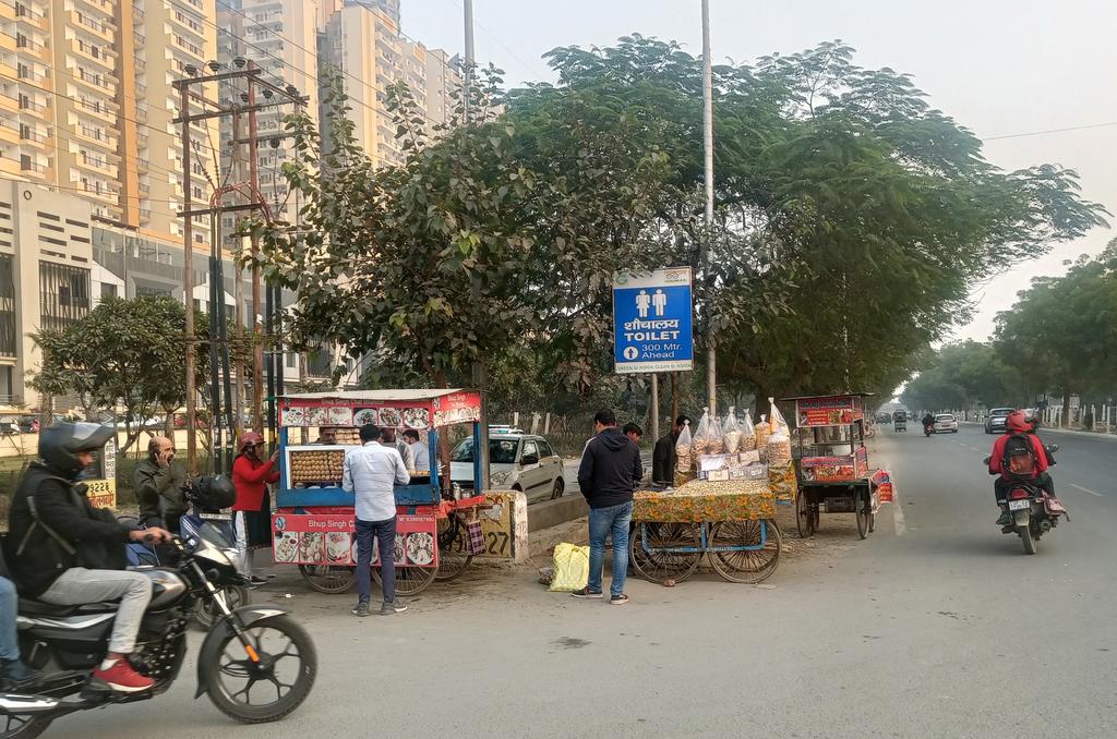 KIRTISHEKAR's tweet photo. @dmgbnagar @Uppolice @Noidatraffic @OfficialGNIDA 
@CMOfficeUP 
ग्रेटरनोएडावेस्ट में चारमूर्ति से हनुमान मंदिर रोड पर निराला एस्टेट के मोड पर रेहड़ी वाले नियम विरुद्ध खड़े हैं,जिससे मोड़ पर विजिबिलिटी घट गई है और मोड़ बहुत खतरनाक हो गया है। एक्शन लीजिए
पहिले 1 रेहड़ी थी अब 3 हैं https://t.co/rJI2N8n2Zt