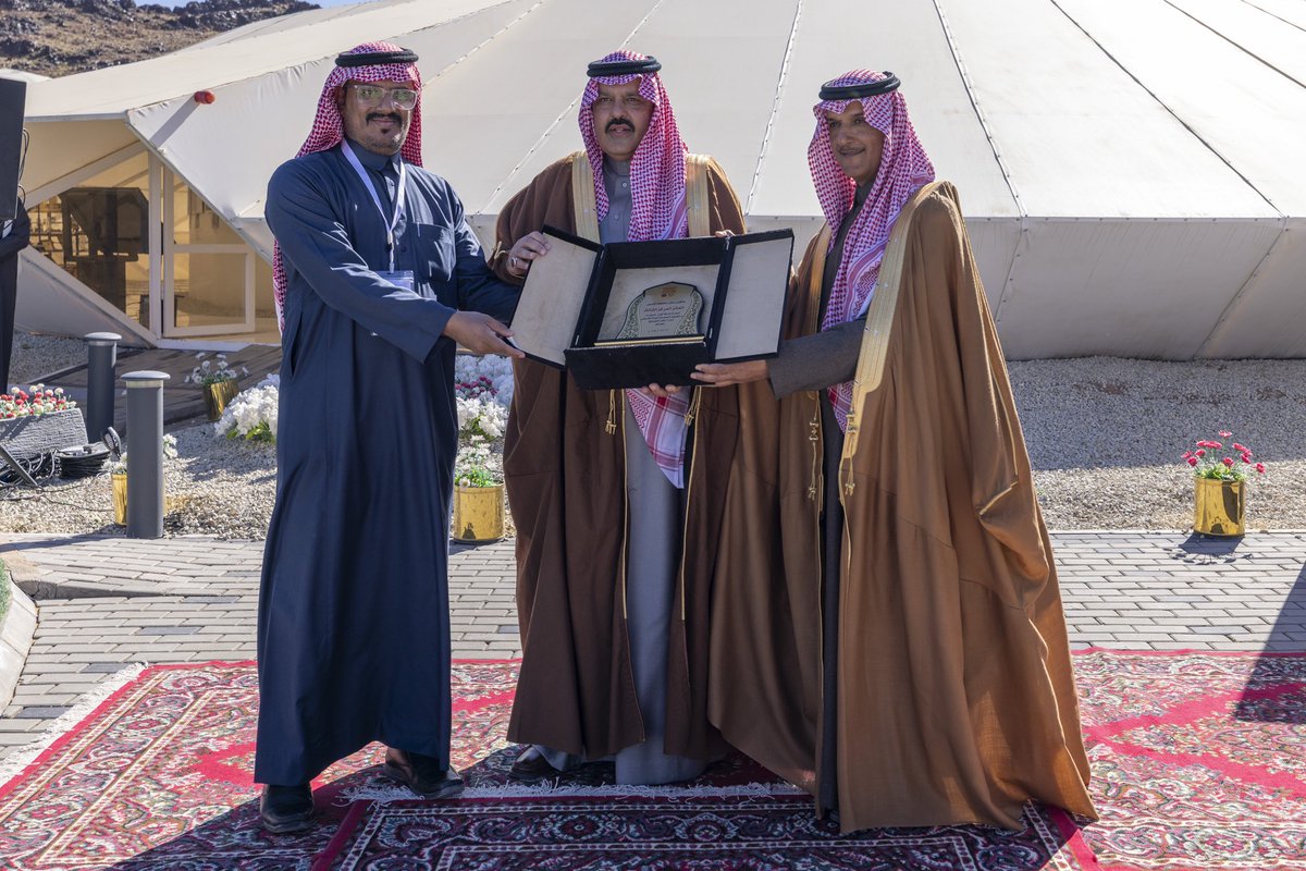 emara_hail's tweet photo. سمو #أمير_منطقة_حائل يرعى الحفل الختامي لهاكاثون مكافحة التصحر الذي تنظمه منارة حائل الفضائية ويتجول في المعرض المصاحب للحفل ويكرم الفائزين بالهاكاثون بحضور سمو الأمير بدر بن فهد الفيصل آل سعود رئيس الجمعية السعودية لهواة اللاسلكي. https://t.co/zP88JLEYbQ