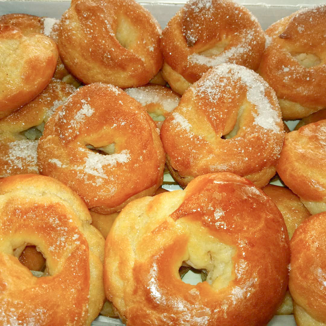 Balansiya1's tweet photo. #Almojábenas o #Almojábanas #valencianas recién salidas del horno en una panadería de Elche https://t.co/VZqMEjc53t