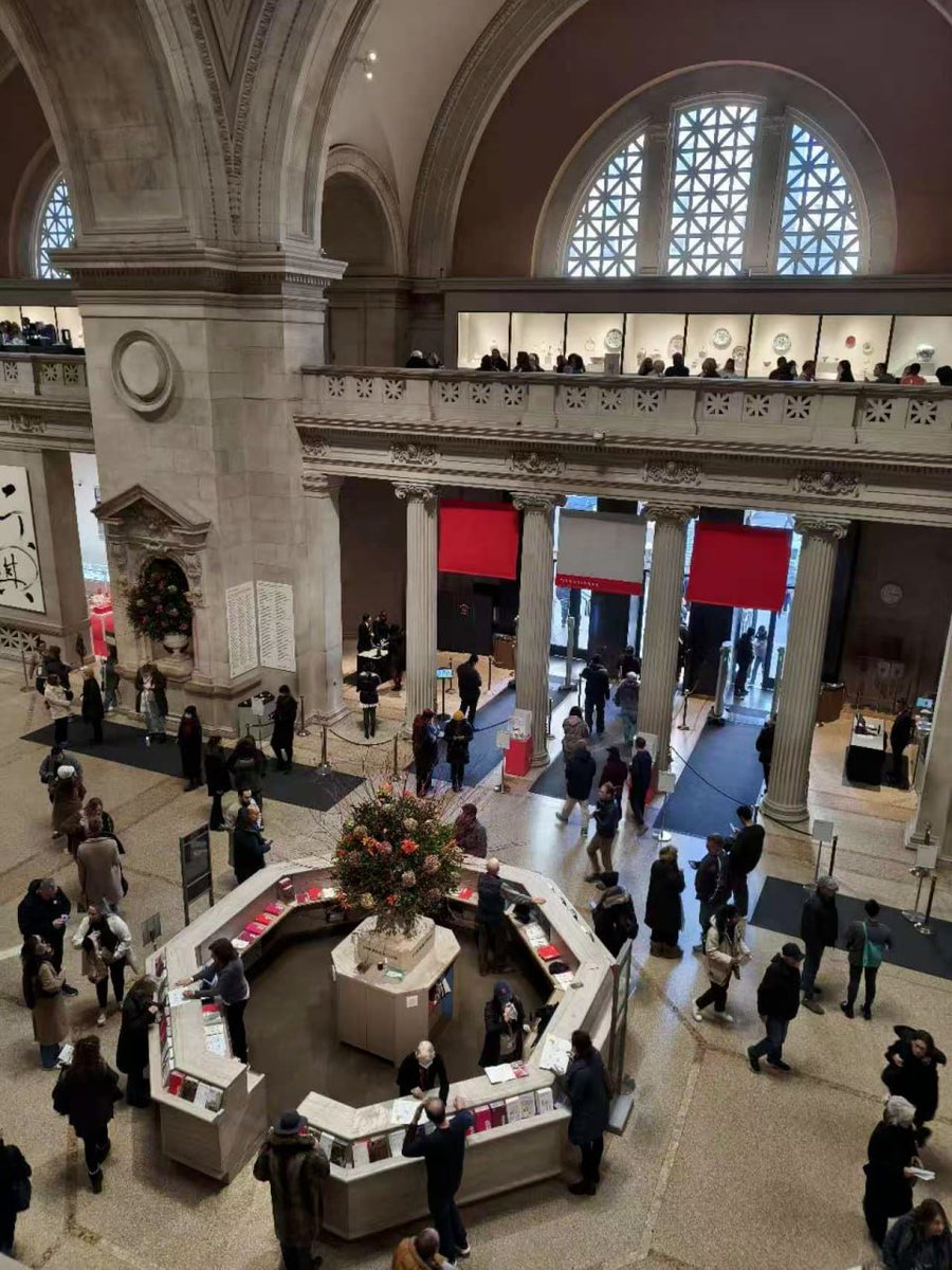 OliverDefoe7's tweet photo. In New York, Christmas isn’t just a day; it’s an experience woven into the very fabric of the city. https://t.co/eBnaL8uKUU