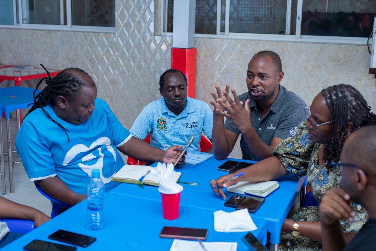 Katika hatua za mwanzo kushughulikia kipindupindu Simiyu, imeazimiwa:
1. Kamati za dharura kuundwa kila kijiji
2. Mashindano ya vijiji na kaya: “Pindua Kipindupindu Kabla ya Mwaka Kupinduka.”
3. Uhamasishaji wa haraka Itilima, yenye 50% ya visa vya kipindupindu Simiyu

#MtuNiAfya