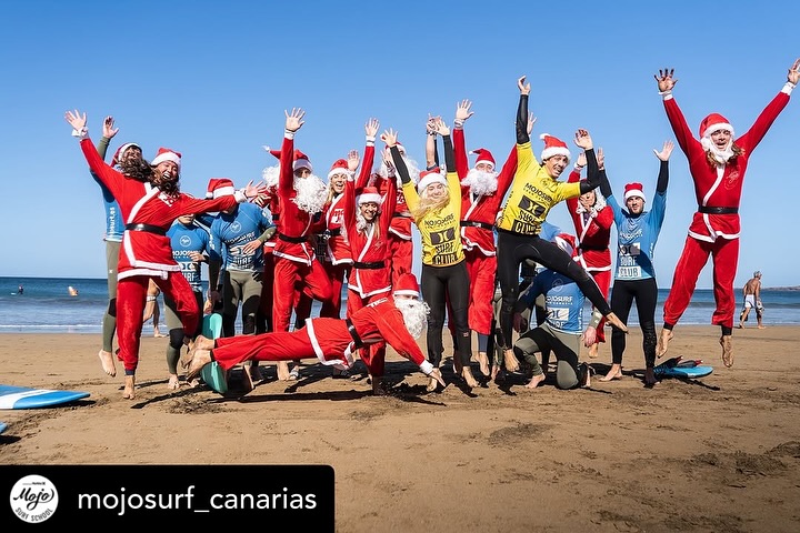 Papá Noel ya se prepara para la gran noche… ¡surfeando las olas en la playa de Las Canteras! 🏄🎅

Gracias a Mojo Surf por hacerlo posible. ¡La magia ya está en el aire! 🏄🎅

#LasCanteras #MojoSurf