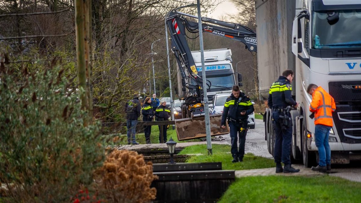 Vrachtwagen zit vast in sloot bij Siddeburen

Lees meer op:  buff.ly/3BK1CtJ