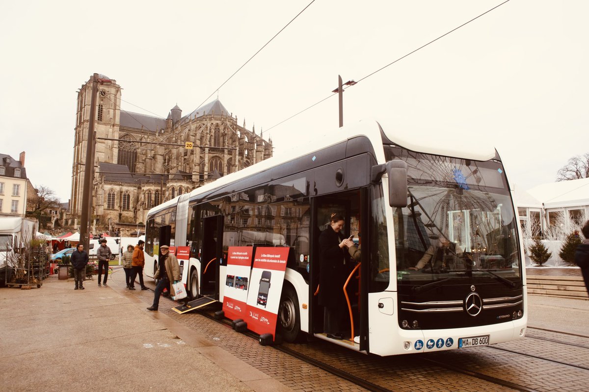 ofcourselemans's tweet image. Les habitants ont pu monter dans le nouveau bus à #hydrogène des futurs Chronolignes esplanade des Jacobins ce dimanche matin. 
Son design, visible sur des panneaux, s’inspirera des tramways floqués aux couleurs des 24 Heures du Mans.