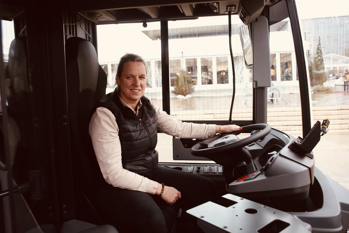 ofcourselemans's tweet image. Les habitants ont pu monter dans le nouveau bus à #hydrogène des futurs Chronolignes esplanade des Jacobins ce dimanche matin. 
Son design, visible sur des panneaux, s’inspirera des tramways floqués aux couleurs des 24 Heures du Mans.