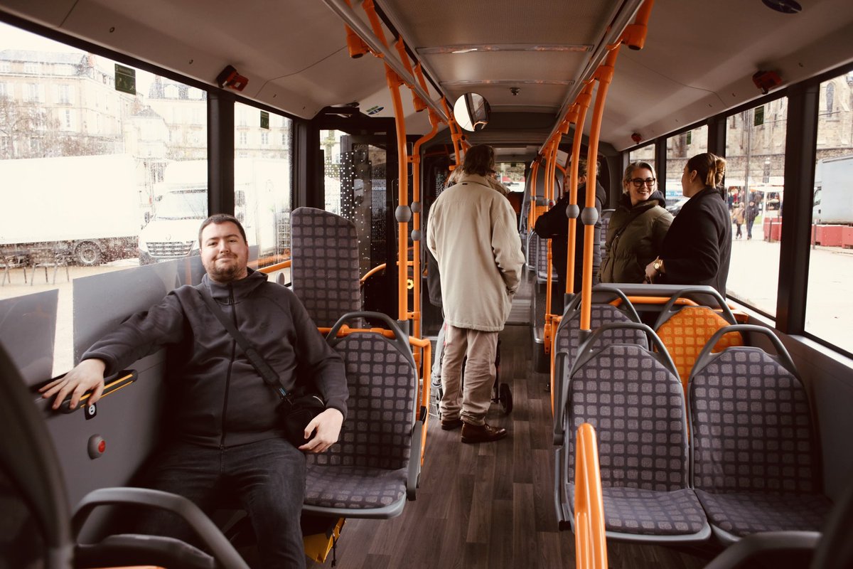 ofcourselemans's tweet image. Les habitants ont pu monter dans le nouveau bus à #hydrogène des futurs Chronolignes esplanade des Jacobins ce dimanche matin. 
Son design, visible sur des panneaux, s’inspirera des tramways floqués aux couleurs des 24 Heures du Mans.