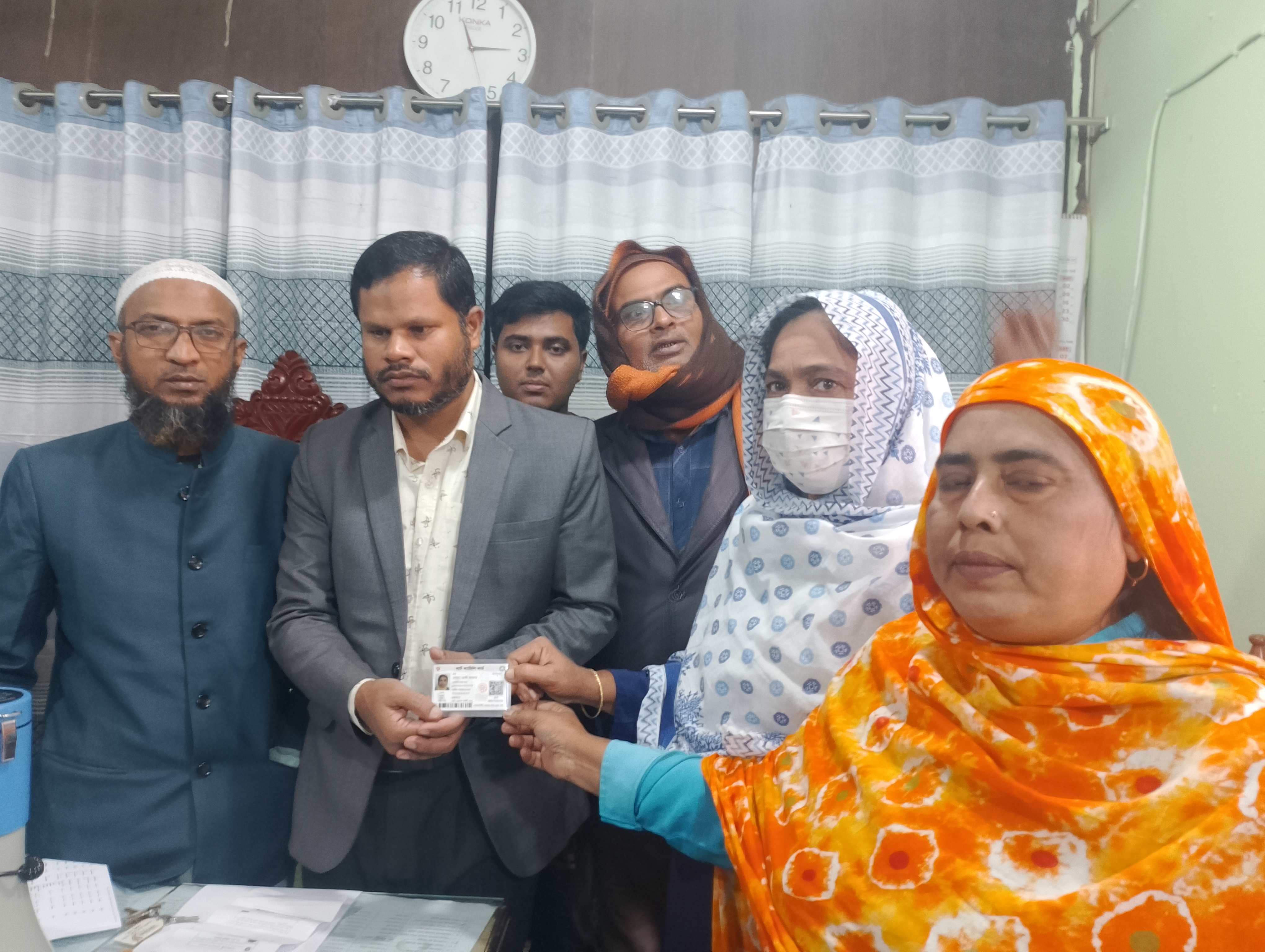 আত্রাইয়ে টিসিবির স্মাট পরিবার কার্ড বিতরণ