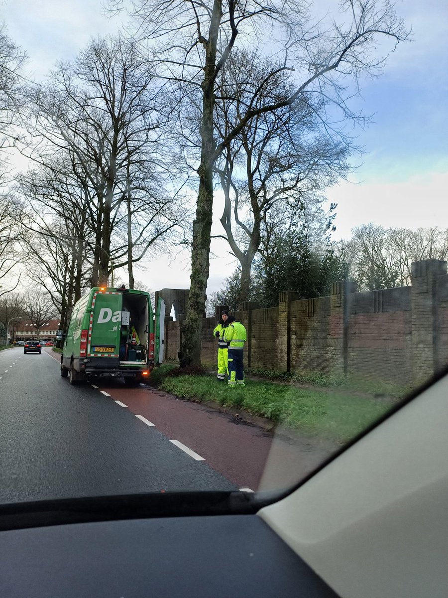 Vanochtend is de Joodse Begraafplaats aan de Postweg in Nijmegen beklad met leuzen. Complimenten voor de <a href="/Dar_nv/">Dar nv</a> hoe snel dit is verwijderd. Maar hoe we ook tegen dit conflict aankijken, het bekladden van begraafplaatsen is een grens die we niet over moeten.