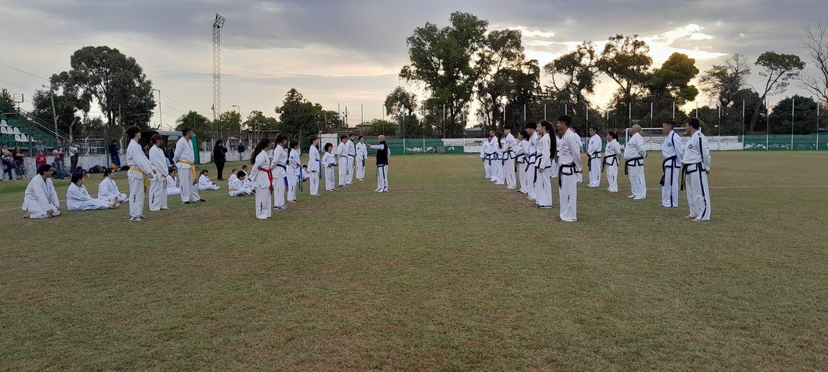 tkd_chaviel's tweet photo. MATER CLASS
Cierre de año
Entrega de Certificados internacionales y Distinciones

#itf #itftao #itftaoargentina #taekwondo #taekwondoitf #masterclass #casm #masterdagata #siemprepresente https://t.co/ijww0qII3Z