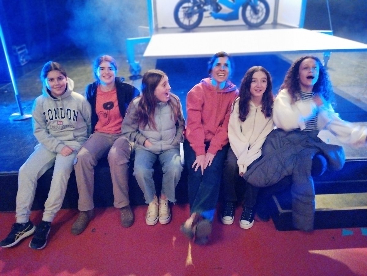 <a href="/INS_Pla_Marcell/">Institut Pla Marcell</a> Darrera trobada de l'any 2024 al TAC amb l'ambaixada cultural del Pla Marcell. No podia ser de millor manera, amb la màgia de l'espectacle GLAM de la <a href="/MelanieCacho/">Magia Melanie</a>. Que la màgia del TAC ens acompanyi sempre! #abracadabraarreu