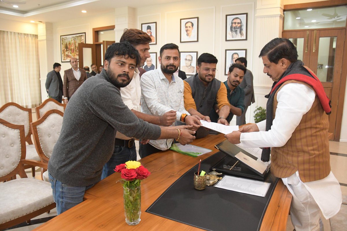 लड़ रहे है इसलिए की इंकलाब ला सके..
बेरोजगार भाई बहन के जीवन में कोई आस ला सके...

मैं मध्यप्रदेश के समस्त युवाओं को बधाई देना चाहता हूं मध्य प्रदेश में पहली बार एक ऐतिहासिक आंदोलन हुआ इसमें चार दिन और 4 रात तक हमने मध्य प्रदेश के सबसे बड़े परीक्षा बोर्ड मध्यप्रदेश लोकसेवा आयोग