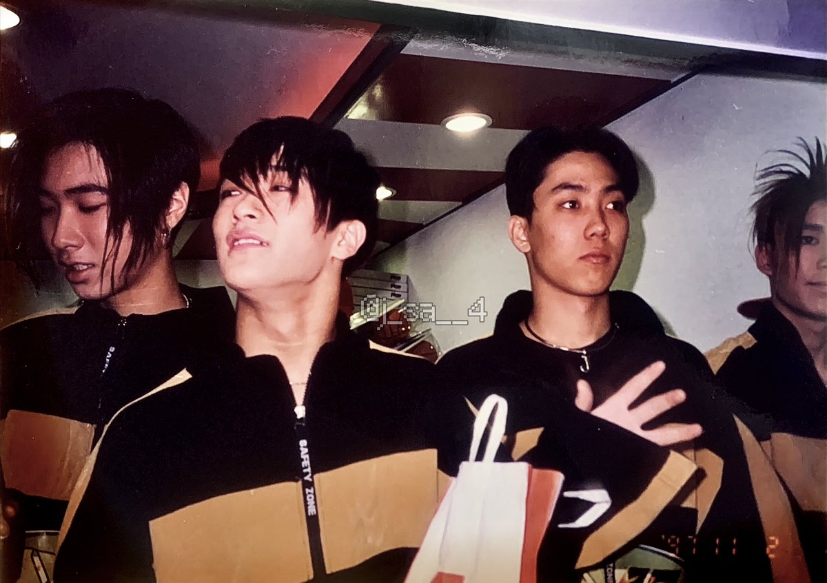 j_sa__4's tweet photo. 📸 971102
고삐리 3명과 갓스물 하나..,,, https://t.co/OL5pJYJcrB