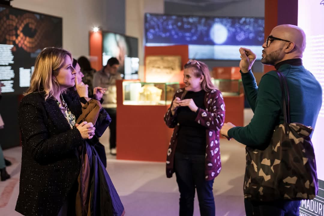 CidadedaCultura's tweet image. 🦻 Esta semana visitamos #UnhaVidaViquinga na compaña de persoas xordas e xordo-cegas, experiencia que nos permite achegarnos de primeira man ás dificultades coas que este colectivo pode atoparse no seu día a día.

📷 @rociocibes  
🔵 @Xunta @CulturaXunta