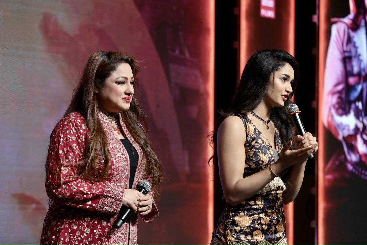 Reeshmananaiah's tweet image. Pictures from Bengaluru UI press meet ♥️

Hope you all are enjoying entering into the UI world 😍🔥

#Upendra #UiTheMovie #UppiDirects @nimmaupendra @LahariMusic @LahariFilm #venusentertainment