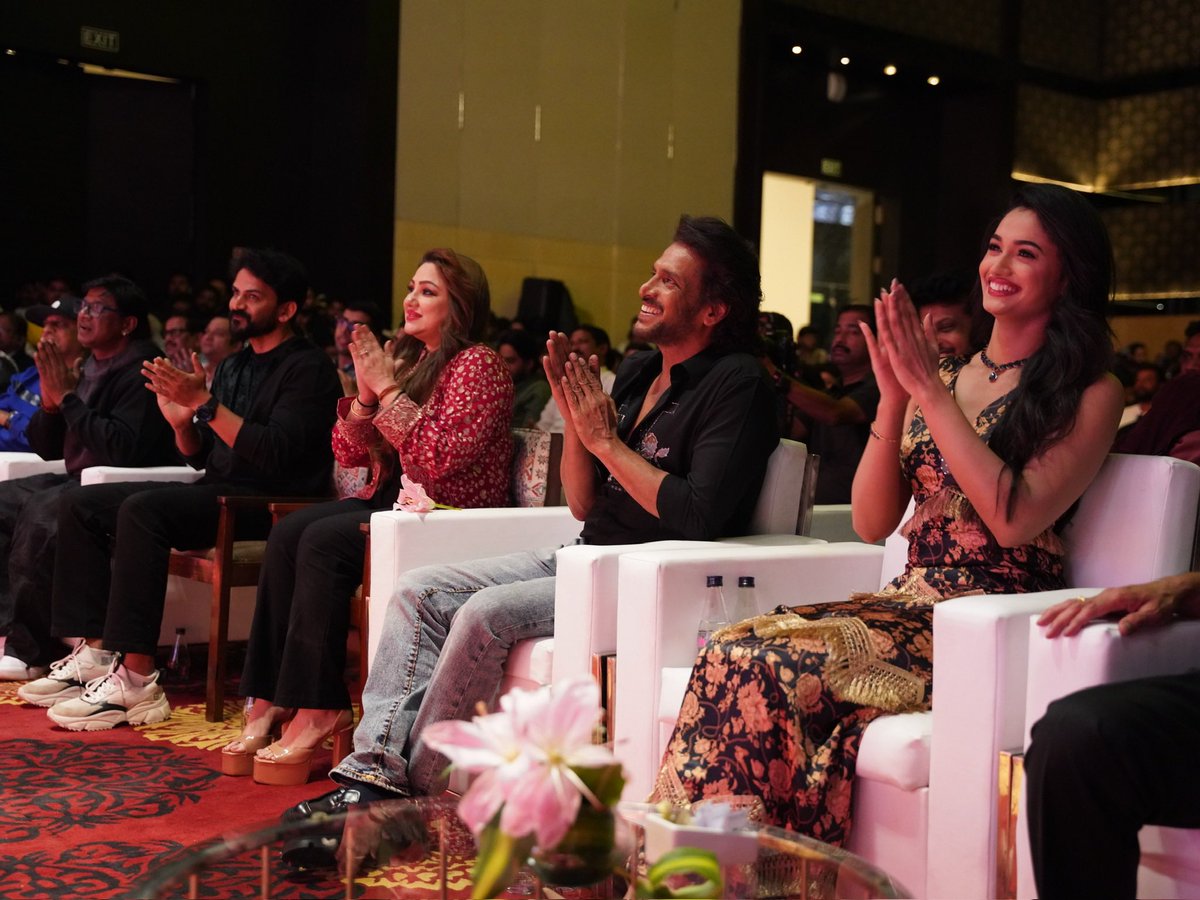 Reeshmananaiah's tweet image. Pictures from Bengaluru UI press meet ♥️

Hope you all are enjoying entering into the UI world 😍🔥

#Upendra #UiTheMovie #UppiDirects @nimmaupendra @LahariMusic @LahariFilm #venusentertainment