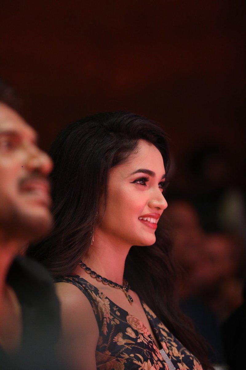 Reeshmananaiah's tweet image. Pictures from Bengaluru UI press meet ♥️

Hope you all are enjoying entering into the UI world 😍🔥

#Upendra #UiTheMovie #UppiDirects @nimmaupendra @LahariMusic @LahariFilm #venusentertainment