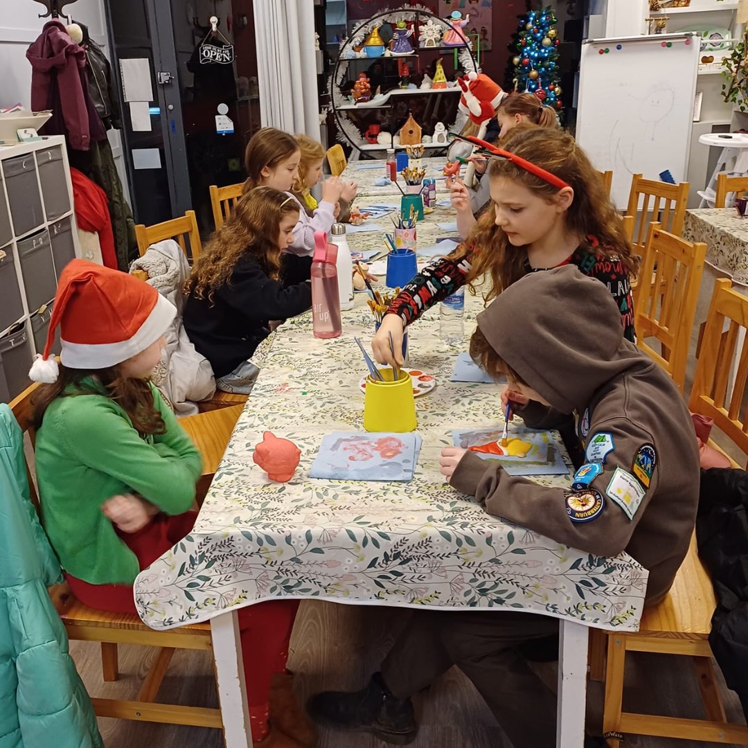 🎨 The 4th Helensburgh Brownies (plus some siblings!) had a fabulous end-of-term treat at the local pottery painting shop!
They painted their own creations, enjoyed juice &amp; snacks, and had a lovely evening together. 🖌️✨

#Girlguiding #BrownieAdventures #CreativeFun