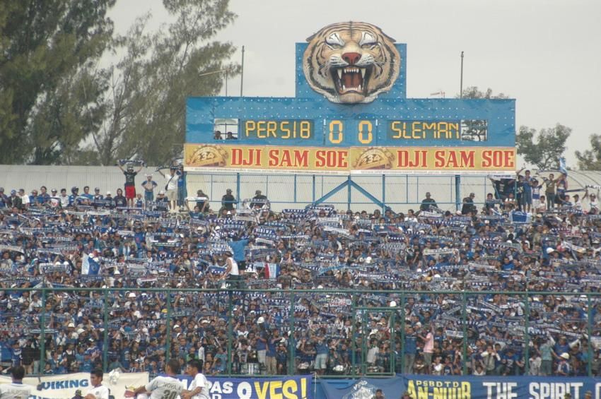 raisalkh's tweet photo. perayaan-perayaan kecil tentang Persib, diantara antusias dan gairah yang memudar..

yang harus tetap hidup adalah :

'momen ketika tubuh memberikan respon tepat sesaat sebelum melangkahkan kaki melewati gate stadion Siliwangi, yang seketika berubah pada anak tangga terakhir' https://t.co/KvBZNt7vmv