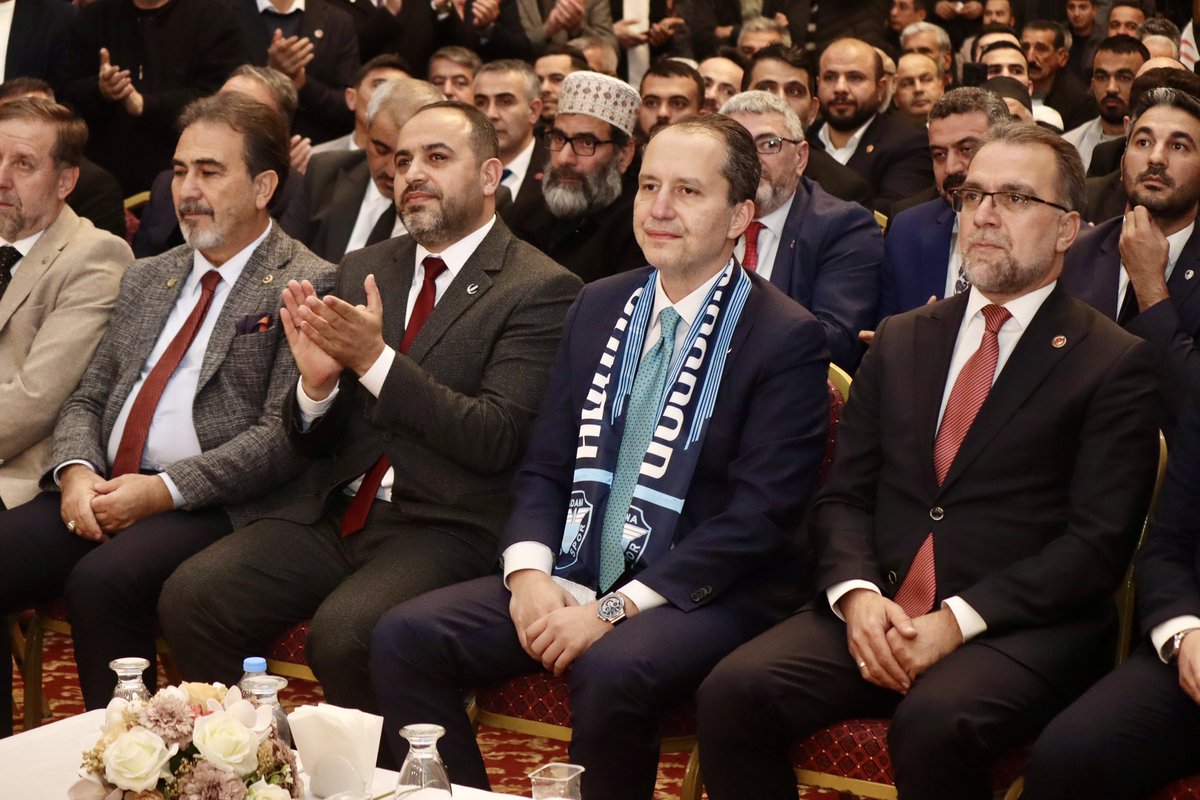 Burjuva takımı Adanaspor değil emekçinin takımı Adana Demirspor atkısı takmış öz başkanım. Yine hep işçinin emekçinin yanında olduğunu belli ediyor.