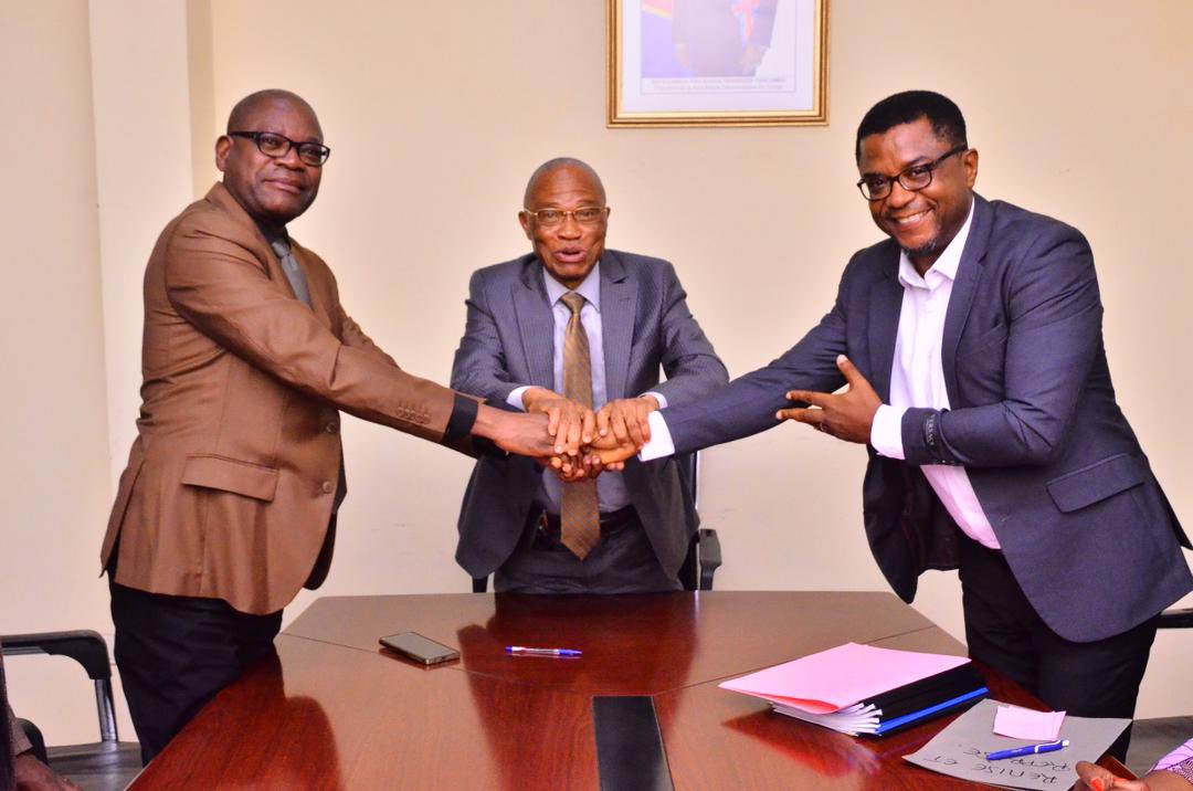 Ecole de Santé Publique de Kinshasa-ESP (@esp_kin) on Twitter photo Handover ceremony between the newly appointed KSPH Director Professor Eric Mafuta(right) and the previous Director Professor Desiré Mashinda (left) led by the Rector of the University of Kinshada <a href="/Unikinrdc/">Université de Kinshasa-UNIKIN</a> , Professor Jean-Marie Kayembe (middle). Handover ceremony between the newly appointed KSPH Director Professor Eric Mafuta(right) and the previous Director Professor Desiré Mashinda (left) led by the Rector of the University of Kinshada <a href="/Unikinrdc/">Université de Kinshasa-UNIKIN</a> , Professor Jean-Marie Kayembe (middle).