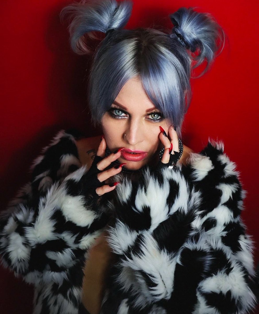 Rodacy, być może dzieją się wielkie rzeczy, ale… od początku, od początku.

W tamtym roku przyszedłem do Was z Olą (być może jako pierwszy), która od kilkunastu lat mieszka w Londynie, do którego przeprowadziła się z Kołobrzegu. Byłem i jestem oczarowany jej wokalem, uważam że