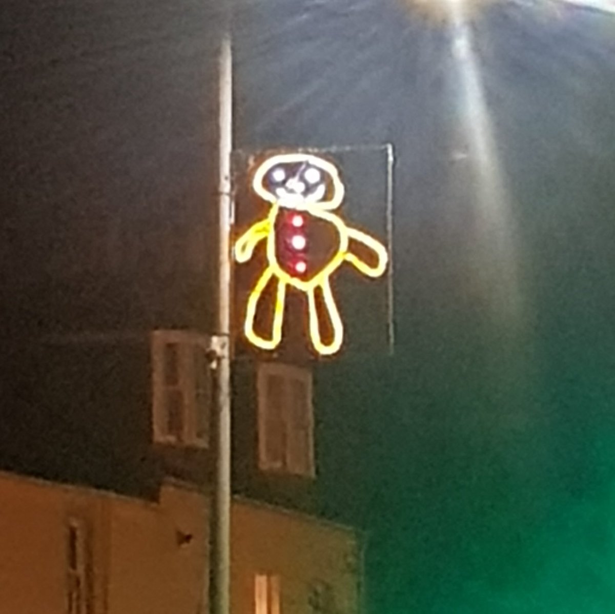 lnfosdusoir's tweet photo. Dans ce petit village d’Écosse, la magie de Noël prend vie grâce à l’imagination des enfants !

Les écoliers dessinent chaque année les décorations de la ville qui sont ensuite affichées dans les rues 🎒🎄 https://t.co/6rfIy9zHOf