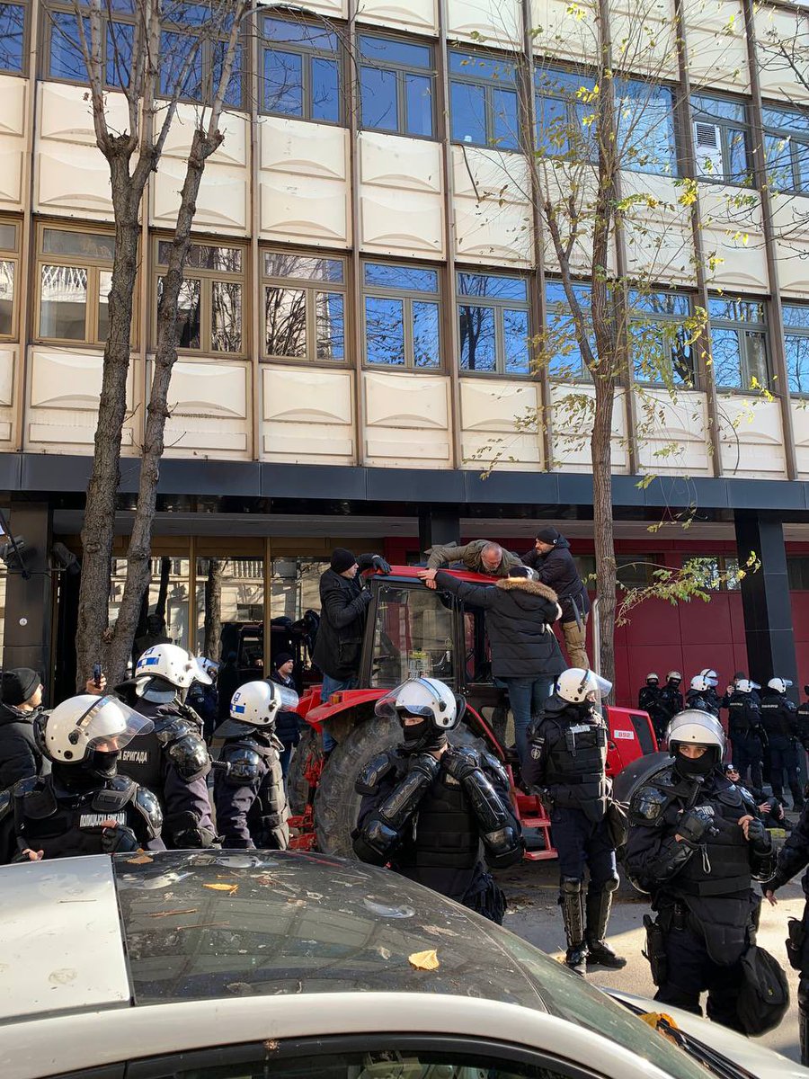 studentblokade's tweet photo. Molimo sve građane da stanu uz poljoprivrednike, kako bismo im pomogli da dodju do nas! https://t.co/LoidSaOACx