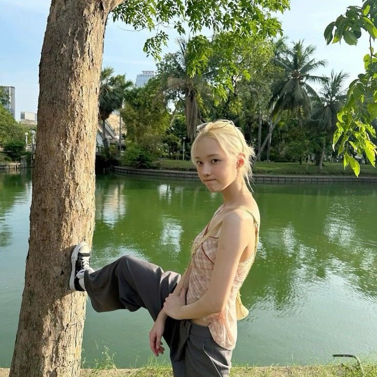 [ restarting ]

hi, im ayi, lf moots 𖦹 ׂ 𓈒 💭 ／ ⋆ ۪

–   she / her , 🇵🇭
–   not new to #stantwt , #kpoptwt 
–   im looking for interactive moots, any fandom will do !! 

♡ / ↻ to be moots/spread ♡₊˚ ☘️・₊✧