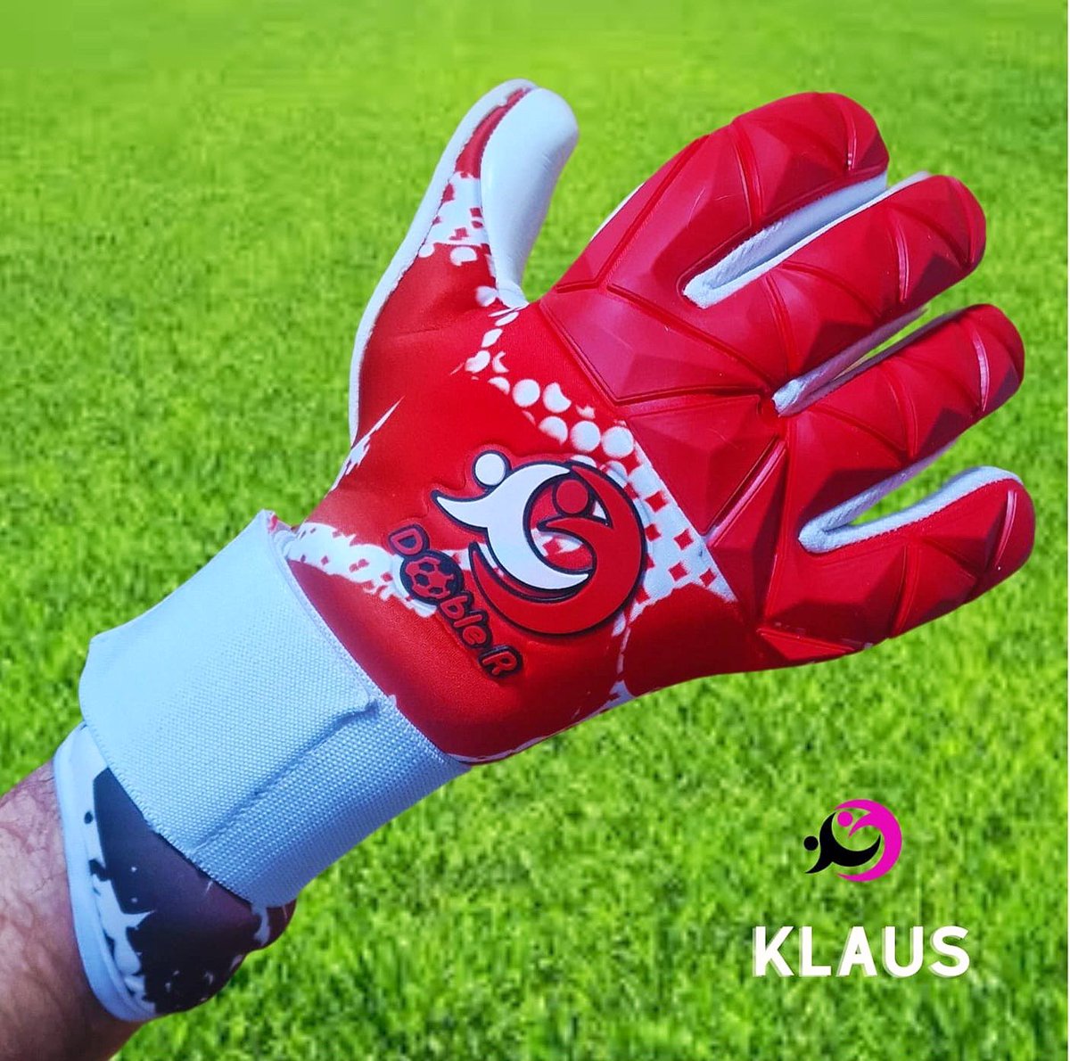 KLAUS ❤️💭♦️♣️🟥⚪

🎁🎅🏻Gama Navidad
♦️Palma blanca, contact grip 4mm látex 🇩🇪
♦️Corte Híbrido Negativo 🧤
♦️OPCIONAL: Cierre muñequera doble anclaje de velcro 👋
♦️Color rojo
♦️50% látex/ 40% neopreno/ 10% otros 📍✂️
✴️ Refuerzo de silicona en dedos
#doblergloves #KLAUS