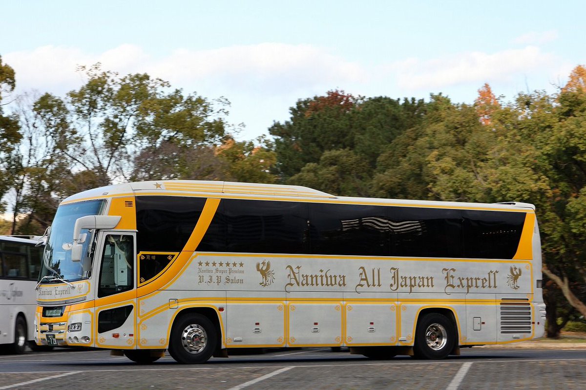 浪花サロンバスのセレガSHD(大阪232か728) 出入口後ろの黒い処理が素敵