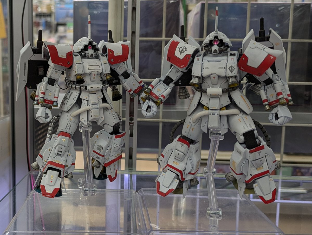 閉店間際に滑り込みで展示させて頂いて来ました。赤・白ということで