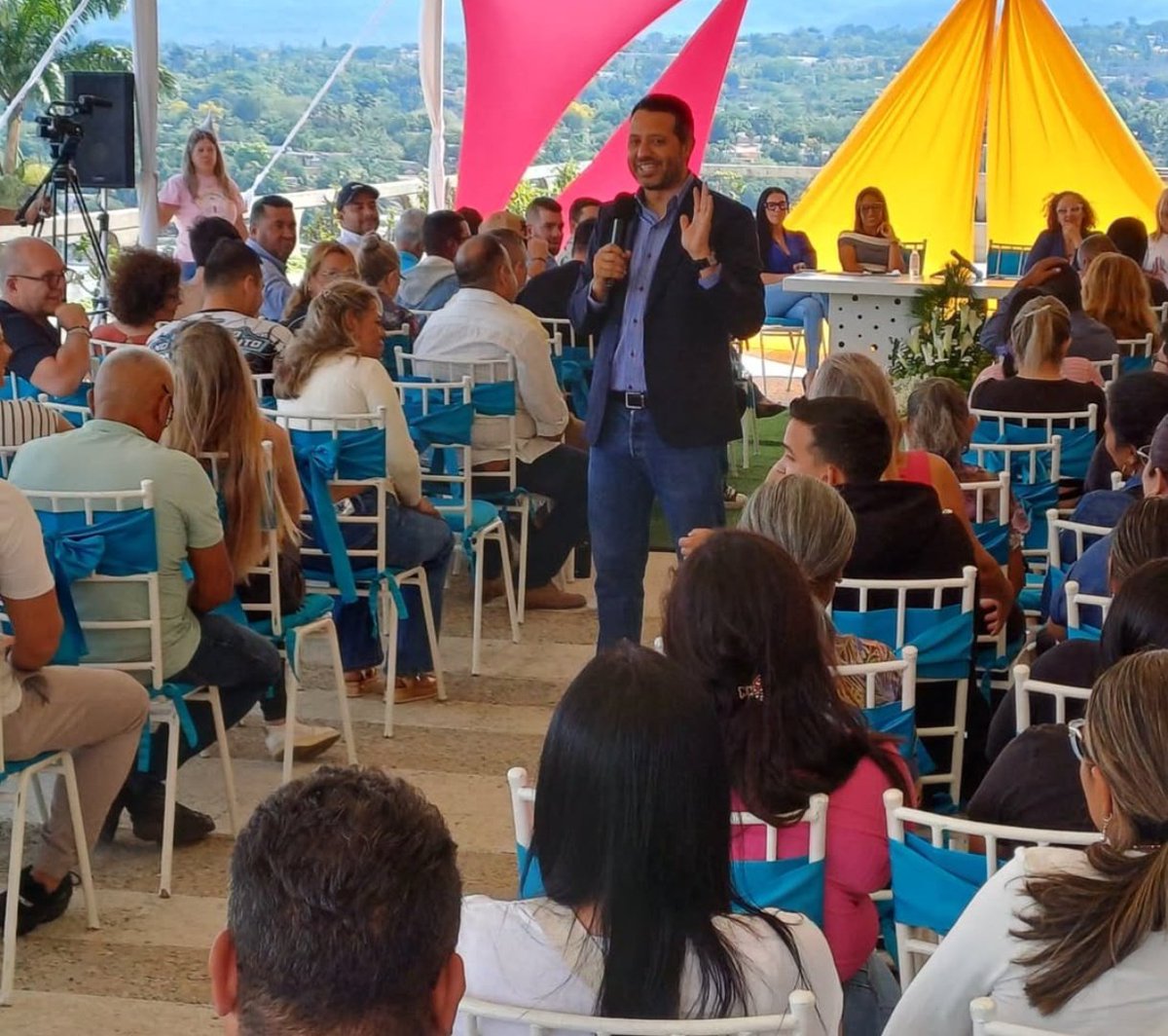 GuaraLuisJonas's tweet photo. #EsNoticia🗞️|🏗️📄A fin de promover y fomentar actividad económica en el mcpio alcalde @LuisJonasReyes entregó licencias de funcionamiento y permisos de construcción a empresarios iribarrenses a través del @SEMATIribarren y #DPCU
@minecofinanzas
#22Dic
#NaGuaraLuisJonas https://t.co/oI2Tn6Trod