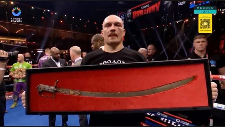 Después de una victoria histórica en su revancha contra Tyson Fury, el indiscutido campeón mundial de boxeo Oleksandr Usyk sostuvo en alto el sable original de Ivan Mazepa.

Al hacerlo, recordó al mundo al legendario hetman (mariscal de campo) que luchó por la libertad de Ucrania